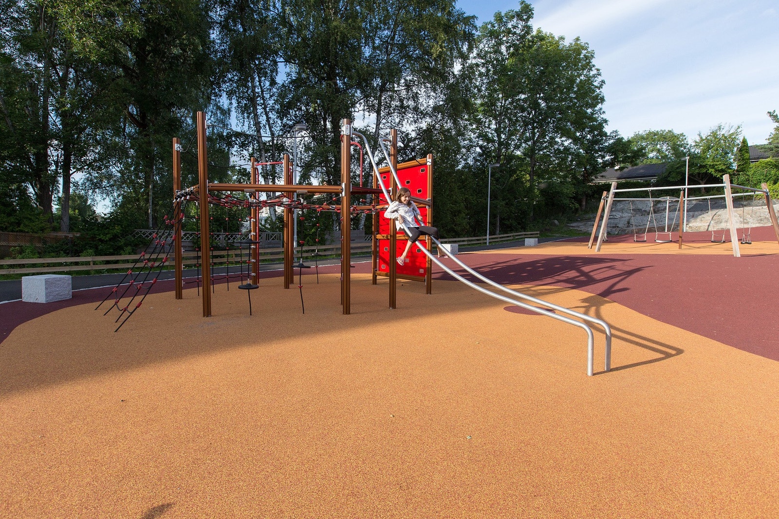 Nærhet til barnehager og lekeplasser. Skolen blir også flittig brukt utenom skoletid. Galleribilde