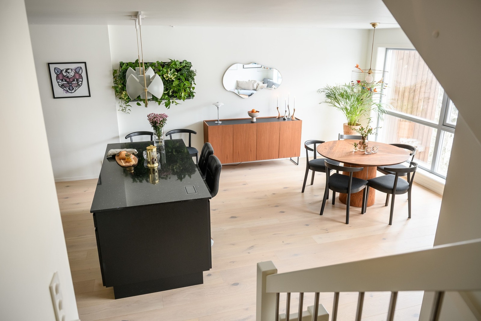 Gjennomgående parkett gir et helhetlig og moderne uttrykk. Galleribilde