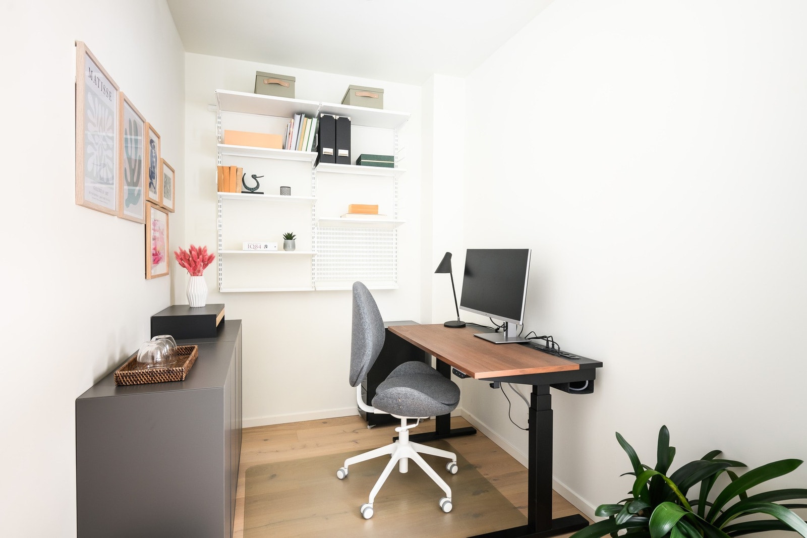 Kontoret gir en skjermet og rolig plass for arbeid hjemmefra. Galleribilde