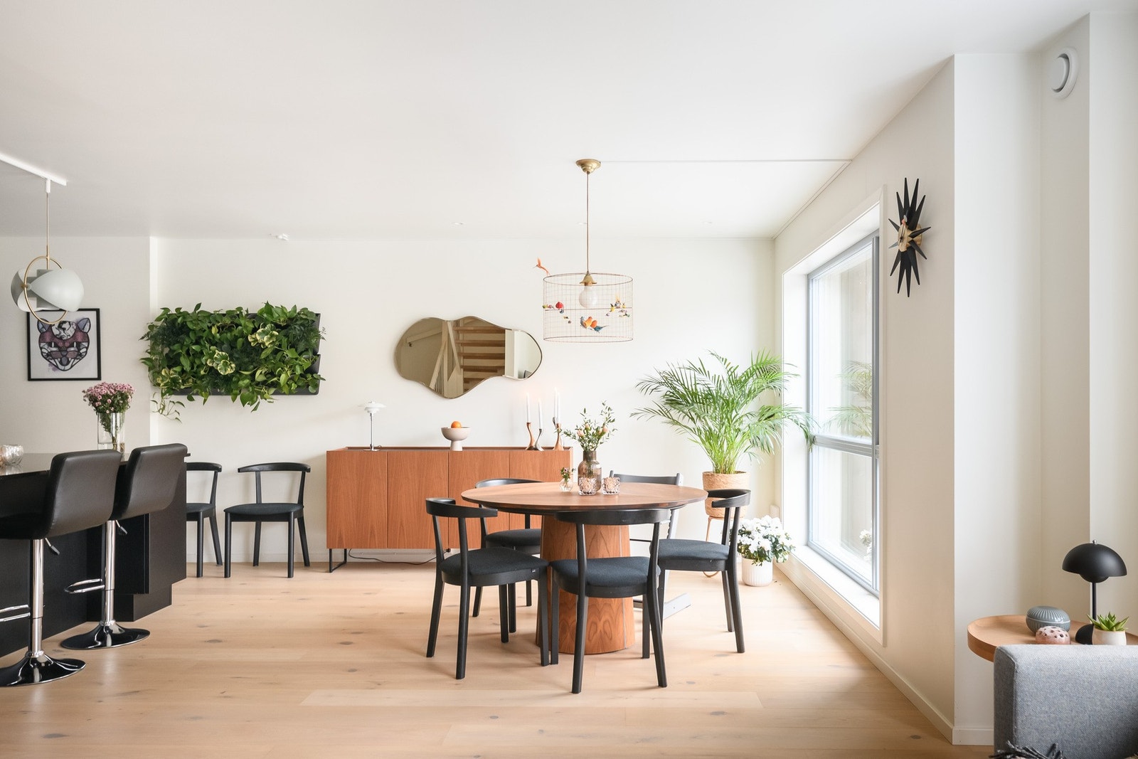 Den åpne løsningen gir en fin flyt mellom stue, spiseplass og kjøkken. Galleribilde