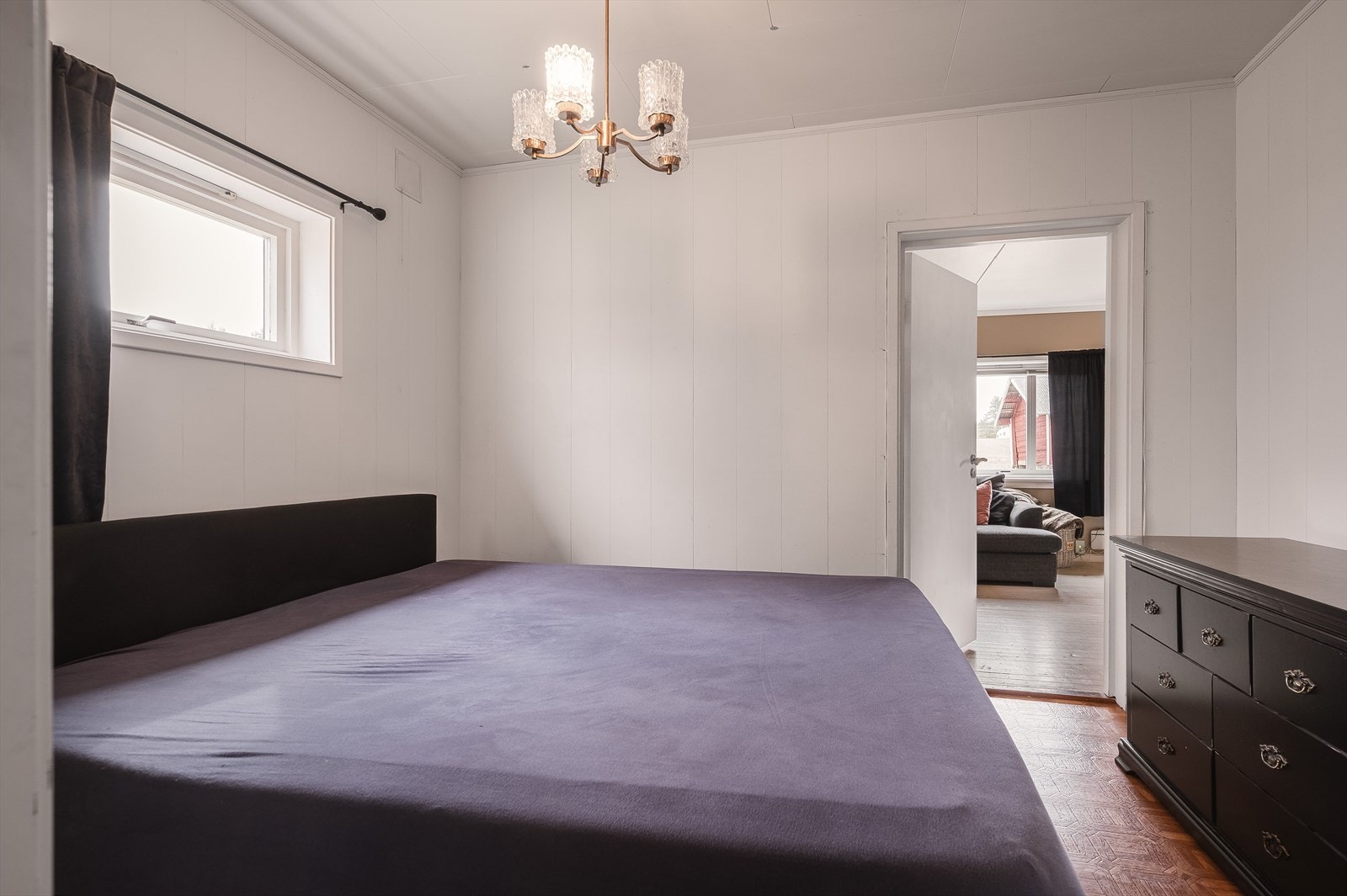 Mellom stuen og gangen innenfor kjøkkenet ligger hovedsoverommet. De to øvrige soverommene befinner seg i andre etasje. Galleribilde