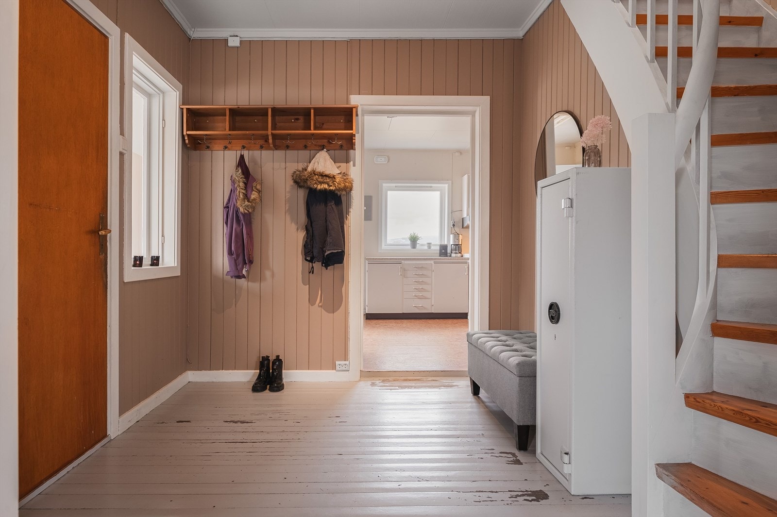 Koselig entré malt i en fin og behagelig farge. Det er god plass til oppheng- og oppbevaring av tøy. Galleribilde