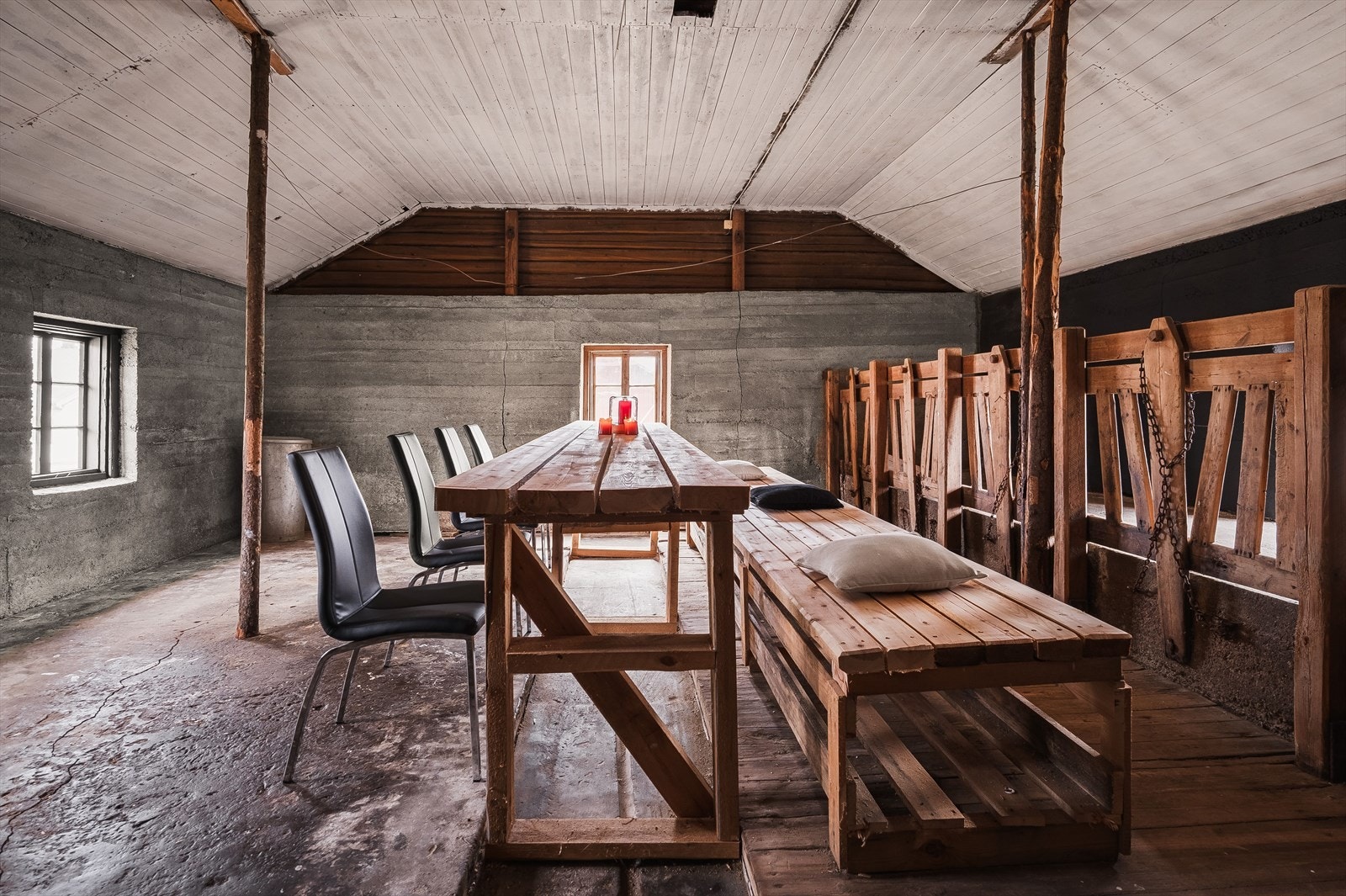 Rommet ble opprinnelig benyttet til dyrehold, og de gamle båsene er bevart. Legg merke til det hjemmesnekrede bordet- og benken som følger med. Galleribilde