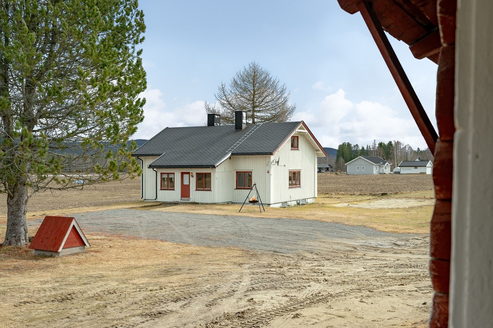 Tunet er romslig og god plass for parkering. Galleribilde