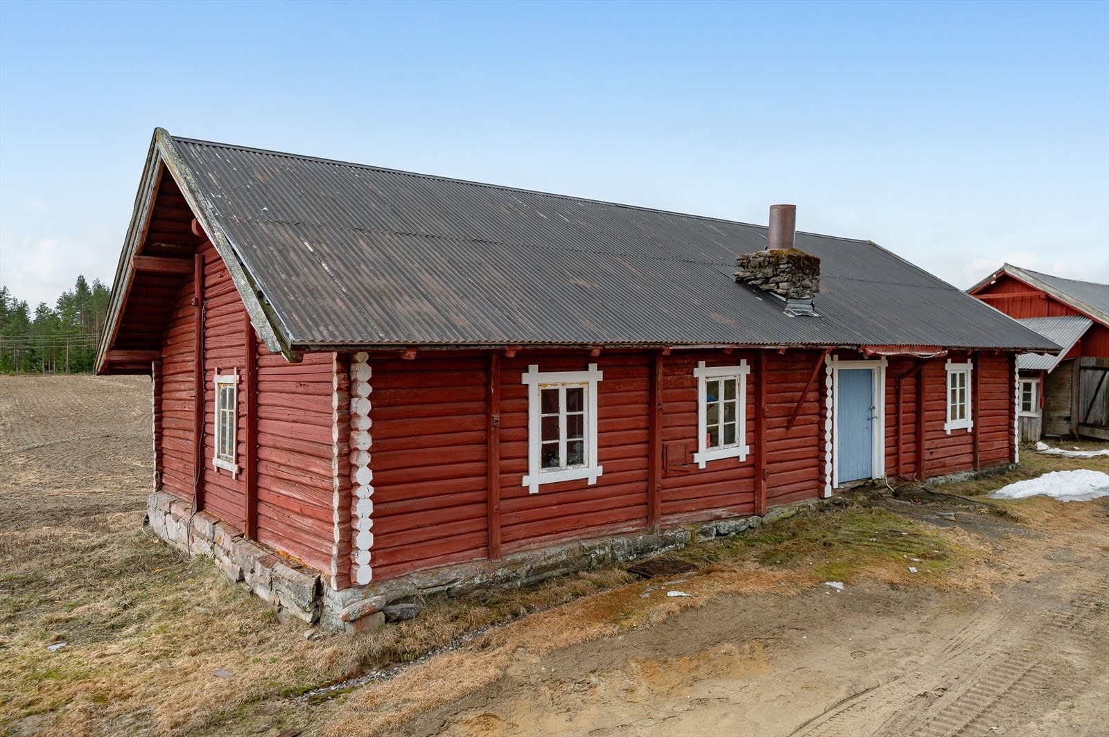 Fjøset består av gang og to fjøsrom - der rommet mot sør-øst er overflatebehandlet og innredet med benk og bord. Galleribilde