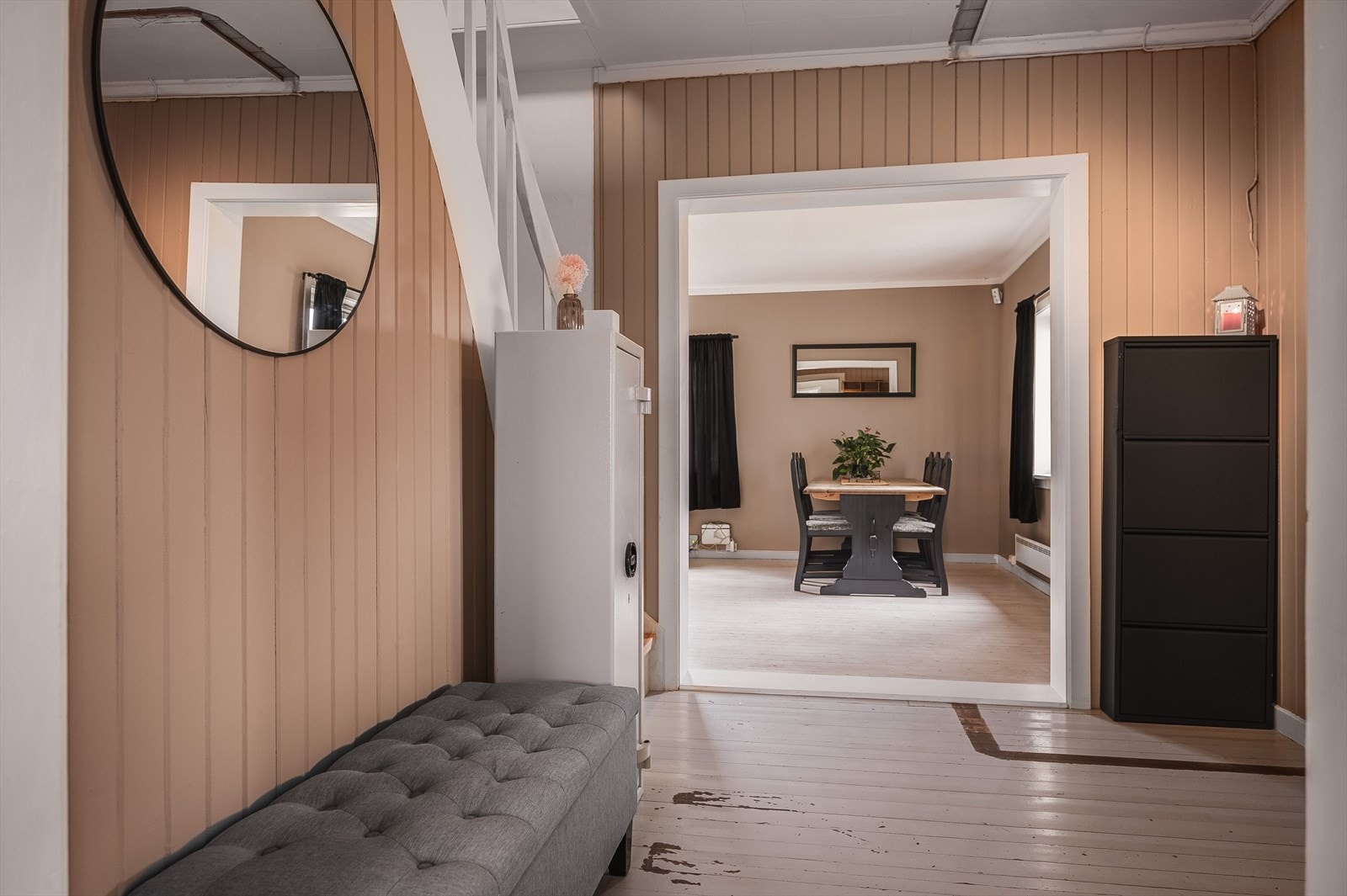 Fra entré mot stue. Gjennomgående malt i en lun og fin farge, i tillegg til at det er åpnet opp mellom rommene. Galleribilde