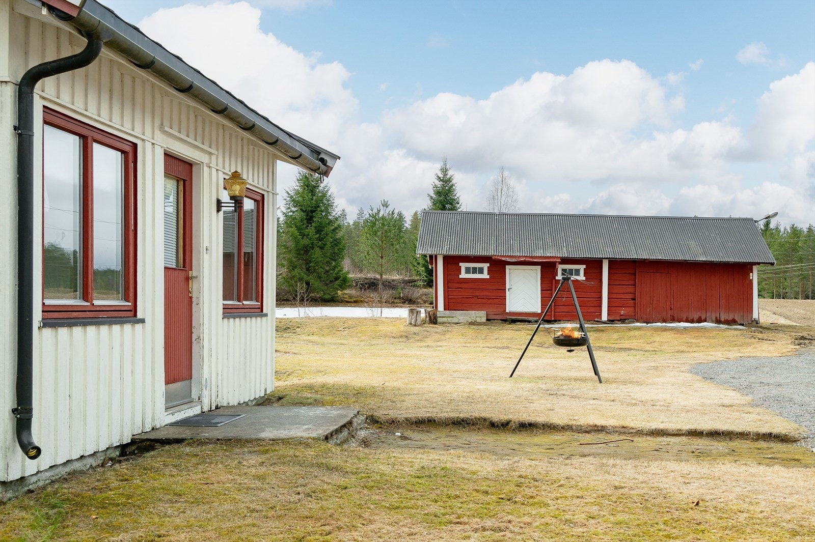 Eiendommen ligger fint til i et rolig og landlig område, kun ca. 15 km fra Elverum sentrum. Det er kort vei til Glomma, og skolebussen har holdeplass like ved. Galleribilde