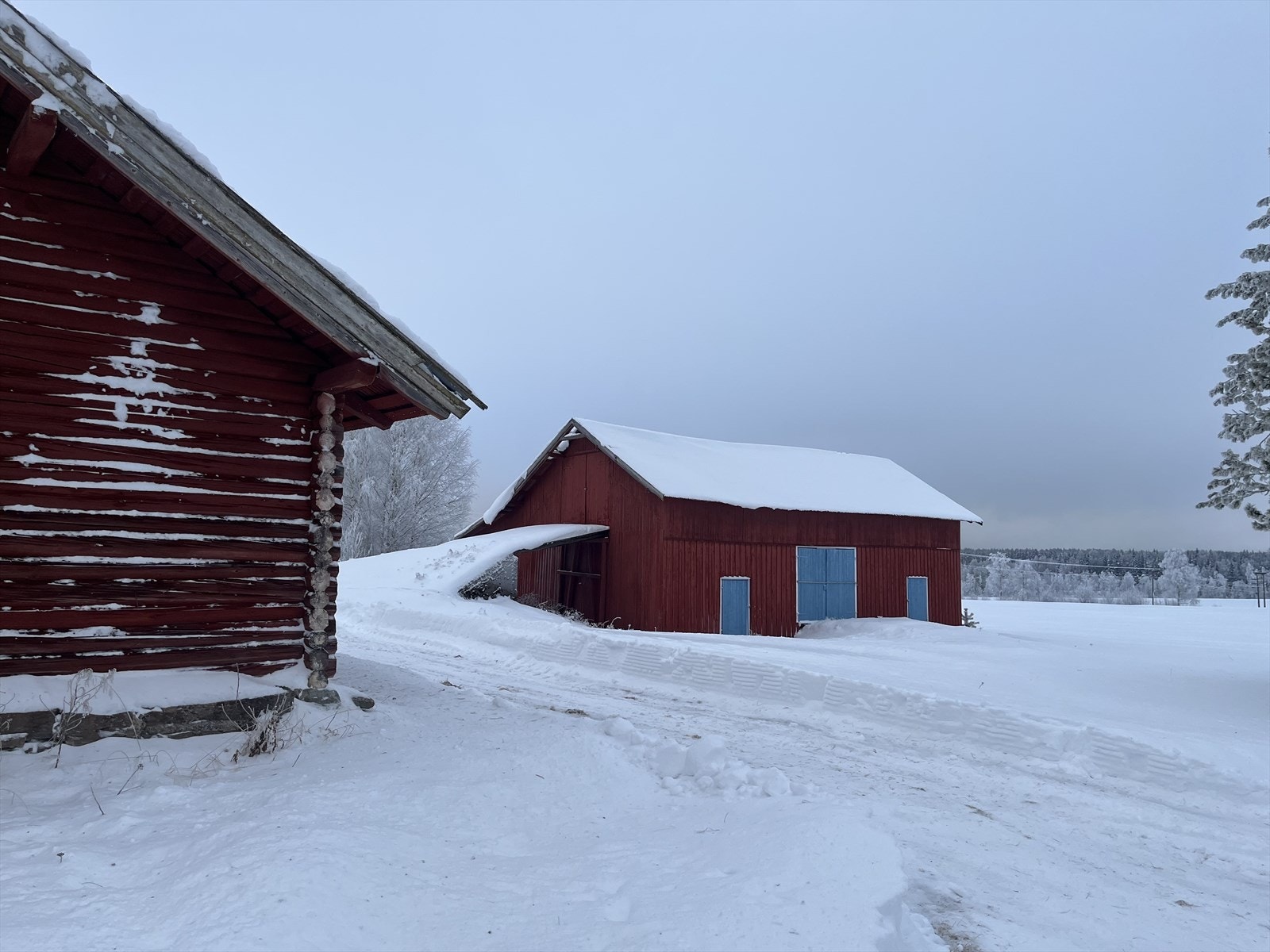 Eiendommen som har et areal på ca. 5,5 mål, er bebygd med en påforet og laftet enebolig, romslig låve, praktisk uthus og to fine tømmerbygninger som i sin tid ble benyttet som stabbur og fjøs. Galleribilde