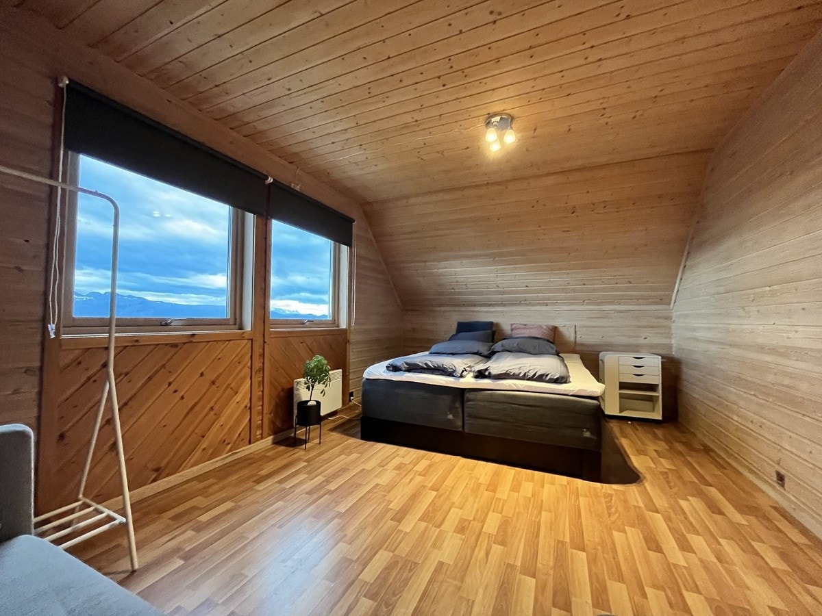 Soverom 1 - 2.etg. Kr 7 000 rommet er pusset opp og malt i en lys beige farge. Det er isolert og satt inn en lydisolert dør. Galleribilde