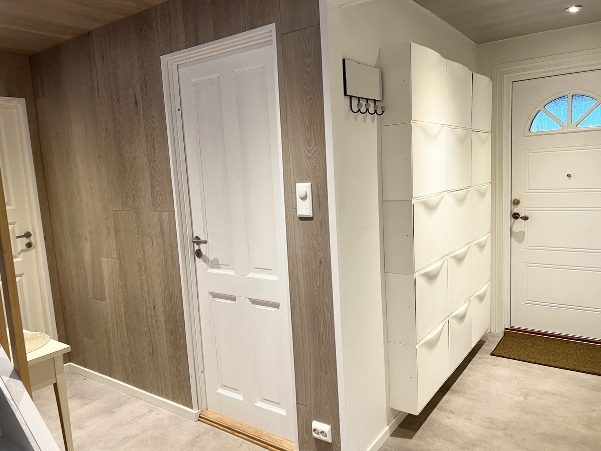 Dør inn til hovedsoverommet med god plass til dobbelseng Galleribilde