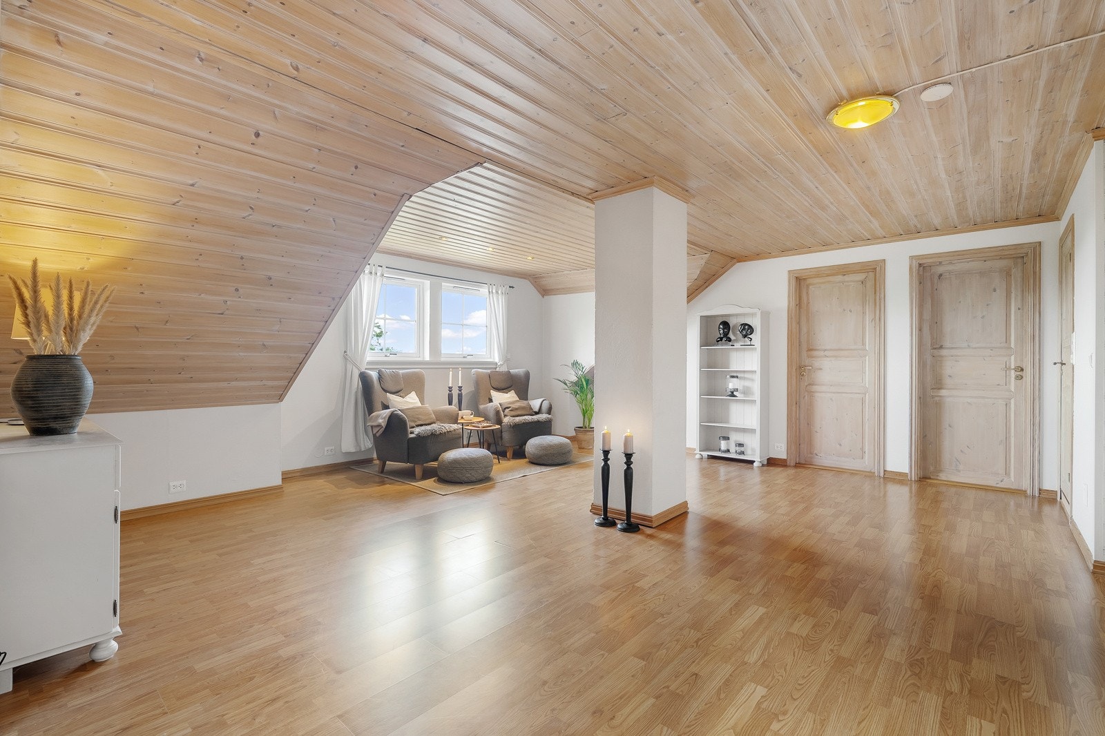 Romslig loftsstue. Galleribilde