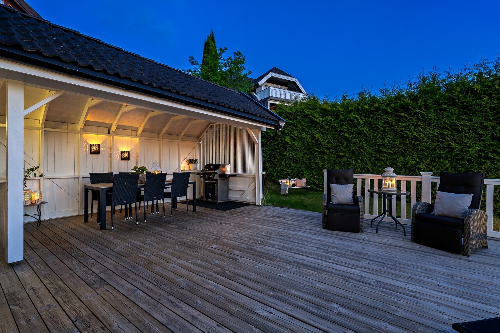 Koselig familiebolig omgitt av grønne omgivelser og et hyggelig nabolag. Vakkert presentert i kveldslys. Galleribilde