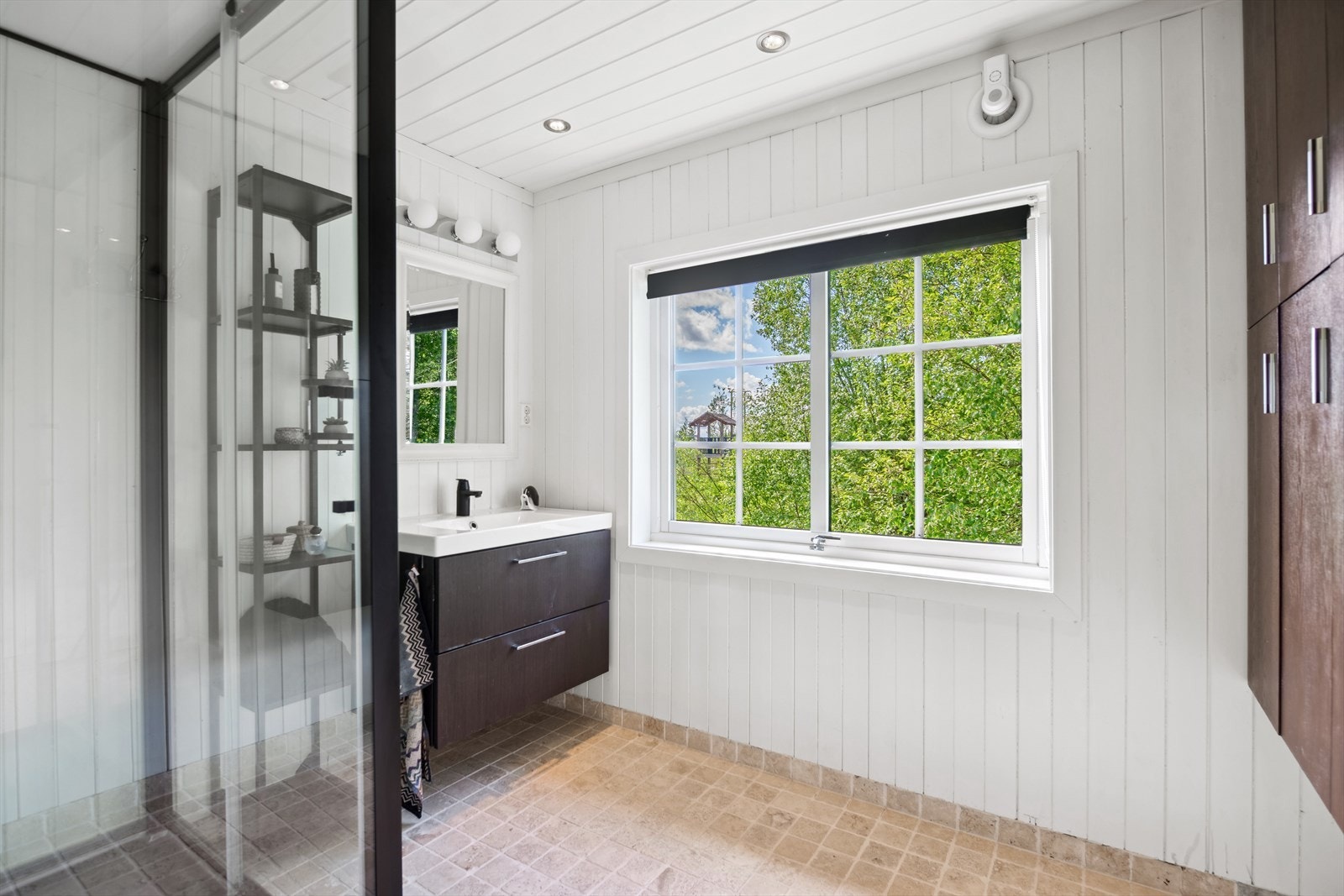 Badet i andre etasje ble rehabilitert i 2012. Det har malt panel på vegger og MDF-panel i himling med innfelte downlights. Gulvet er flislagt med elektriske varmekabler. Galleribilde