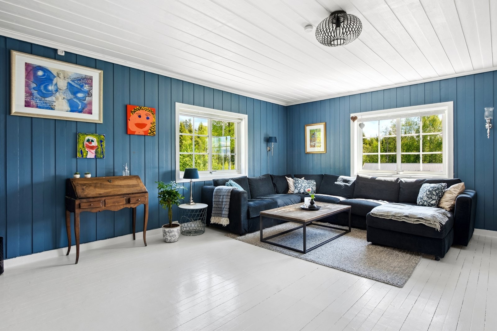 Den andre stuen er i god størrelse med fine møbleringsmuligheter og store vindusflater. Galleribilde