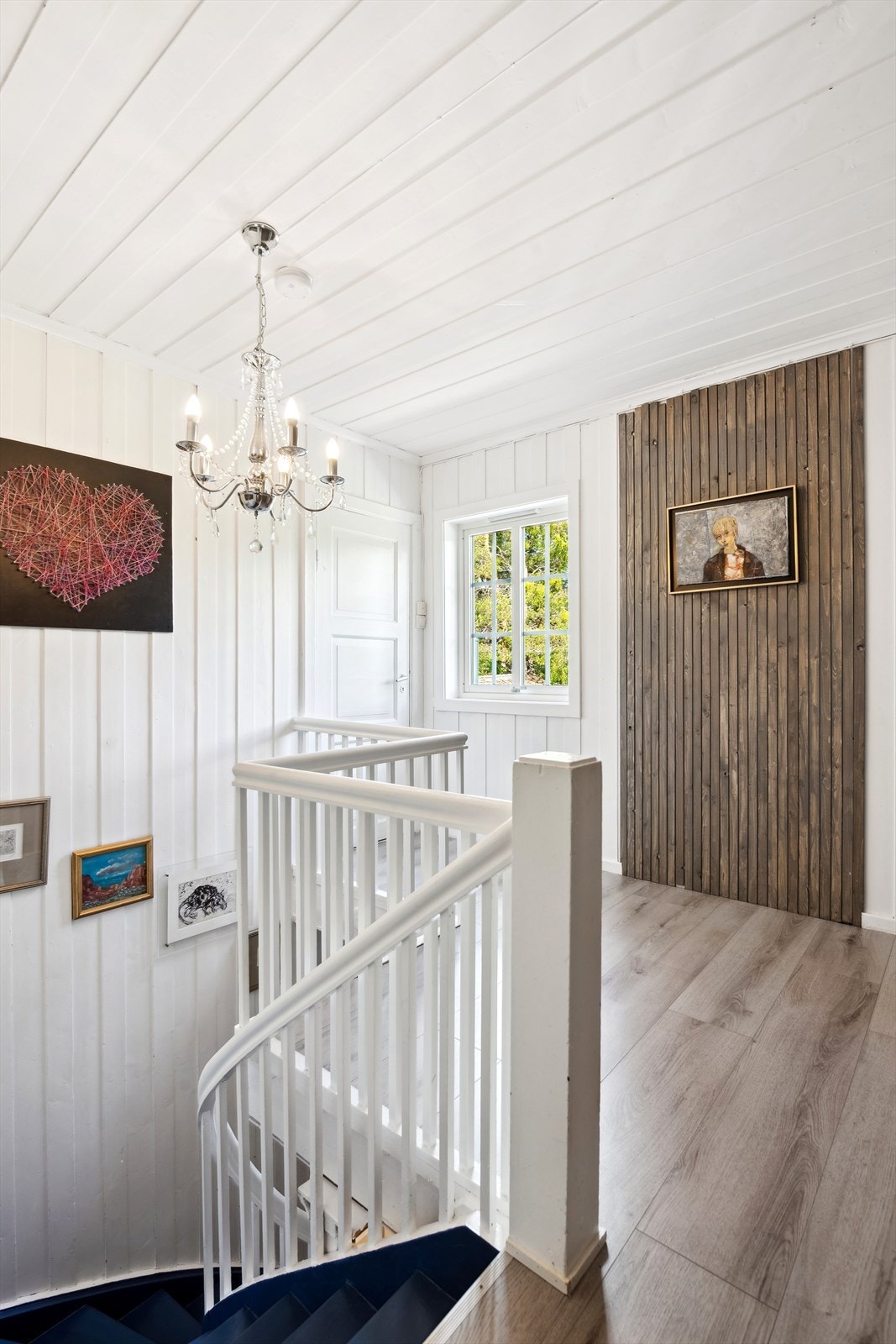 Trappegang opp til 2.etasje som inneholder Tv-stue, gang, 4 soverom, 2 garderober, bad og toalettrom Galleribilde