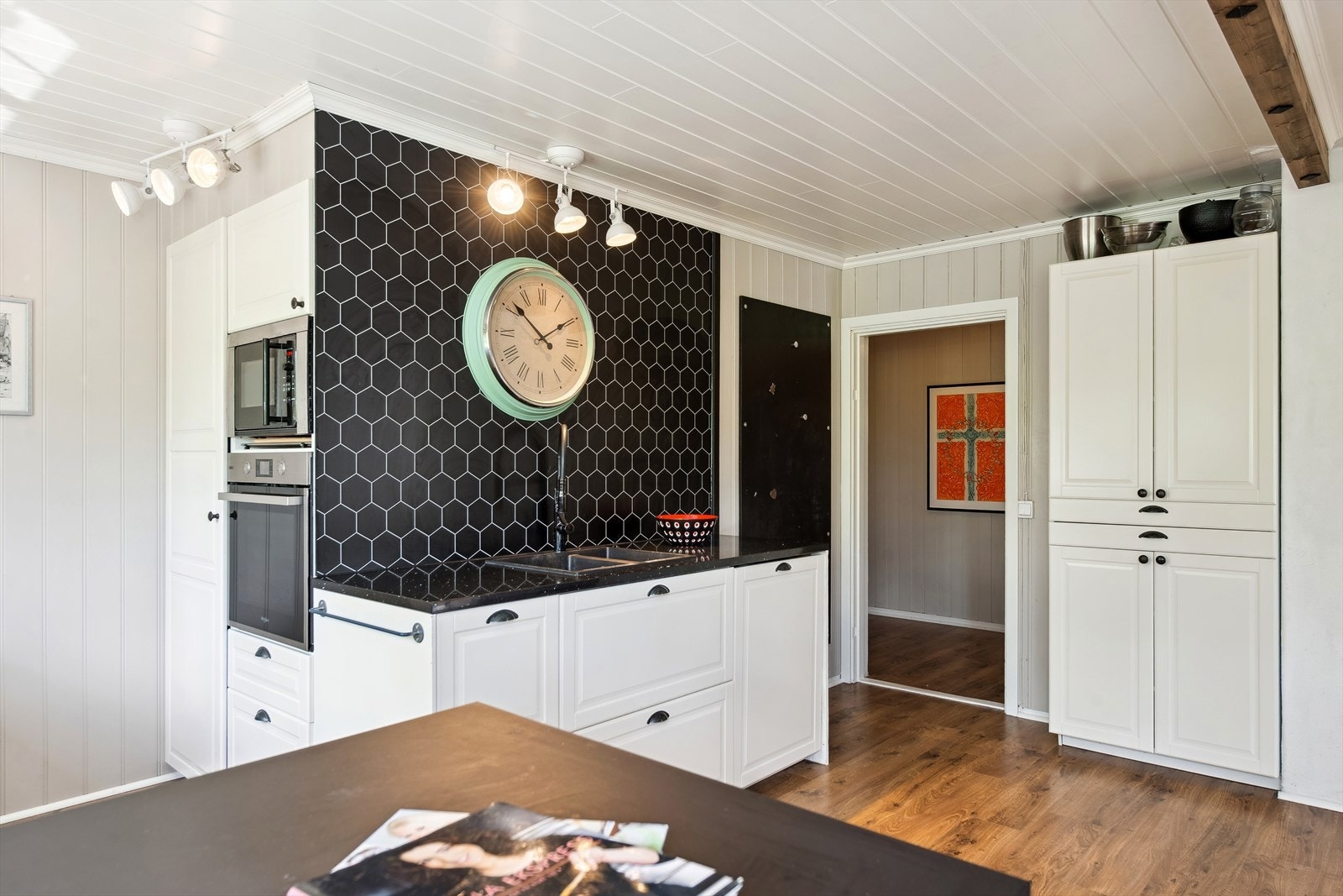 Kjøkkenet er utstyrt med induksjonstopp, samt integrerte hvitevarer som oppvaskmaskin, stekeovn og mikrobølgeovn. Galleribilde