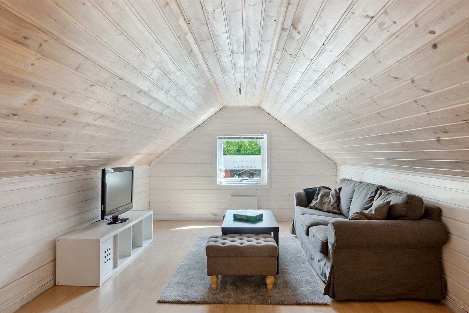 Garasje med loftplaner som er innredet med oppholdsrom. Rommet er ikke godkjent til varig opphold. Galleribilde