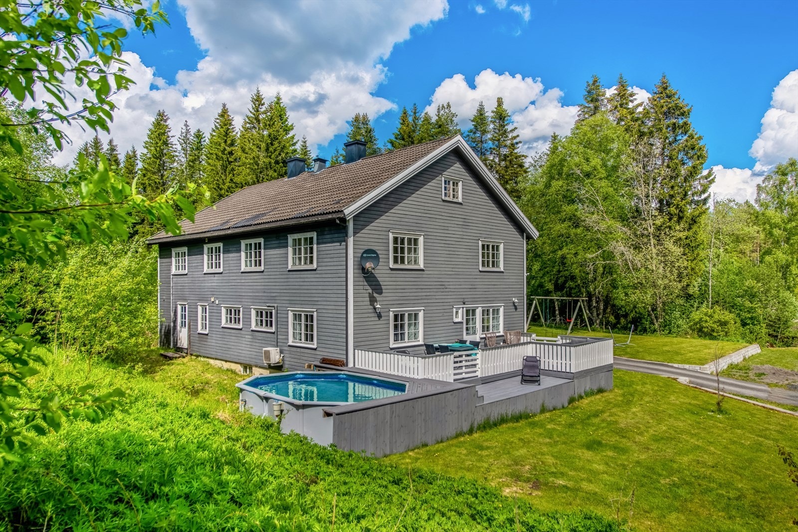 Flott og innholdsrik enebolig fra 1947 beliggende i rolige og landlige omgivelser. Boligen er vesentlig oppgradert i perioden 1993-2008, og fremstår som godt vedlikeholdt. Galleribilde