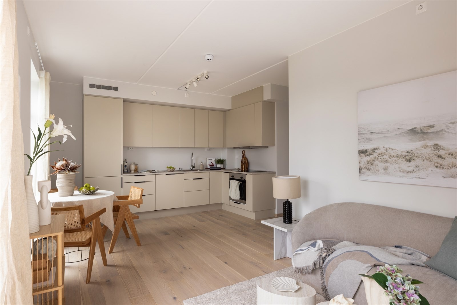 Rommet er gjennomført i en moderne og stilren stil, med lyse, glatte vegger og enstavs parkett på gulvet. Listfrie overganger til hvitmalt himling gir et rent og eksklusivt uttrykk. Galleribilde