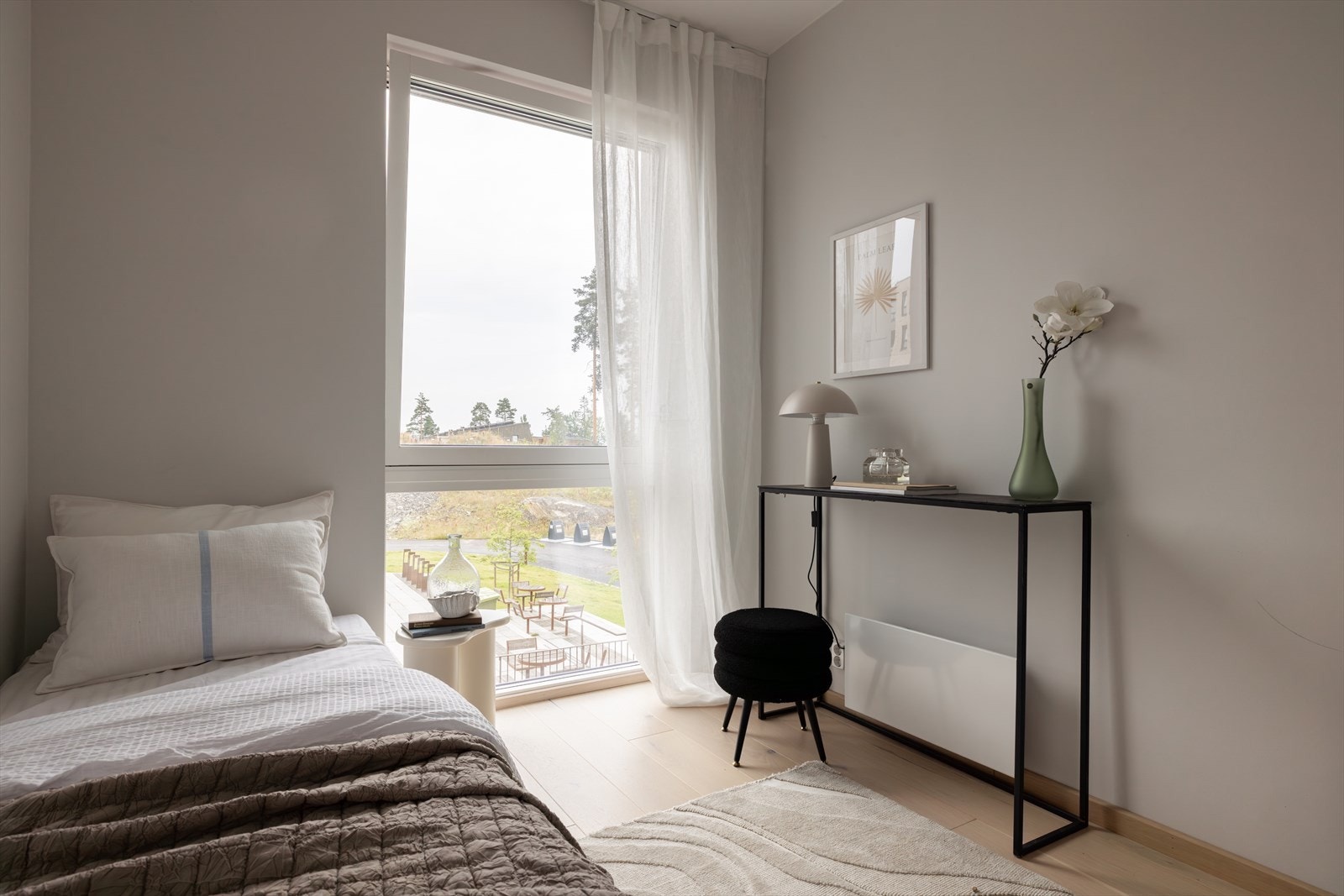 Det minste rommet passer perfekt som barnerom, gjesterom eller hjemmekontor, mens begge soverommene har god plass til garderobeskap og øvrig møblering. Galleribilde