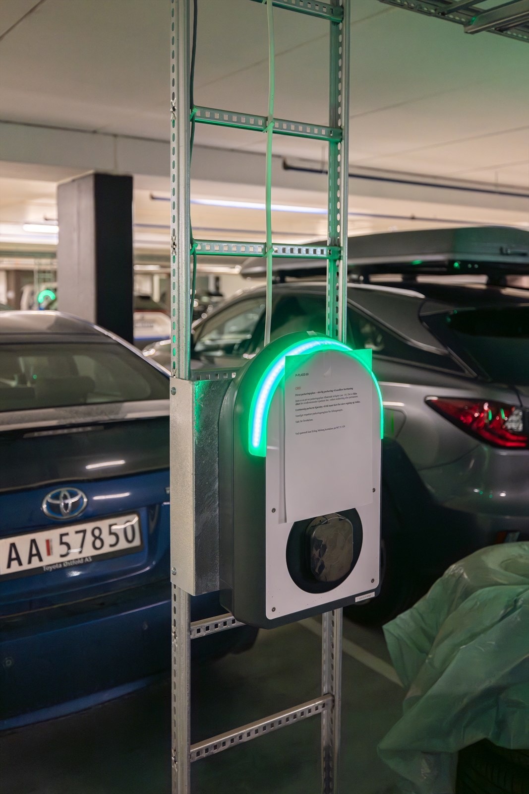 Plassen har montert ladestasjon for elbil, og strømforbruk belastes den som bruker plassen. Galleribilde