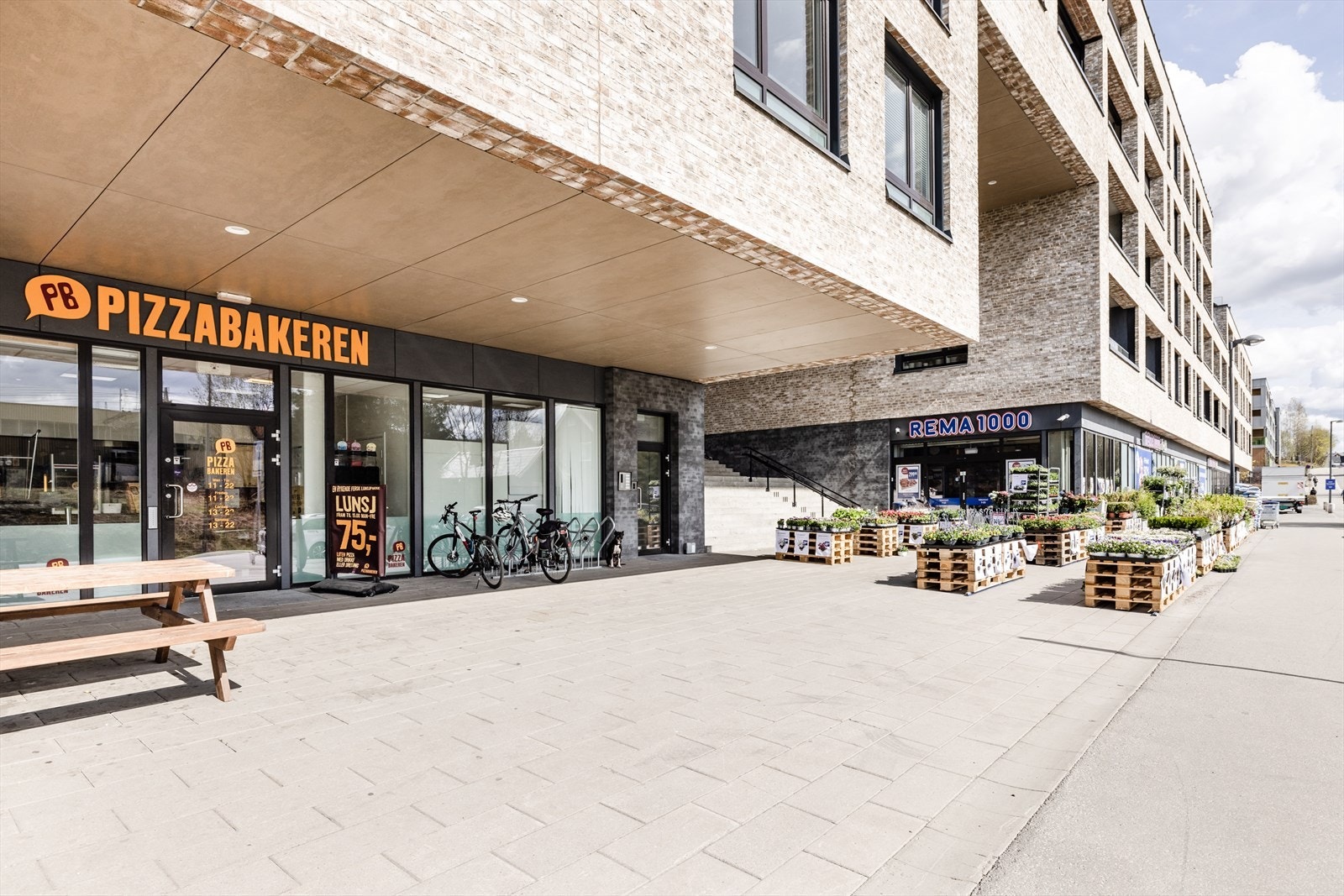 Dagligvarehandelen kan blant annet gjøres på Rema 1000 og Joker. Triaden Lørenskog Storsenter og Metro ligger i nærområdet, med et rikt og variert utvalg av servicetilbud og fasiliteter. Galleribilde