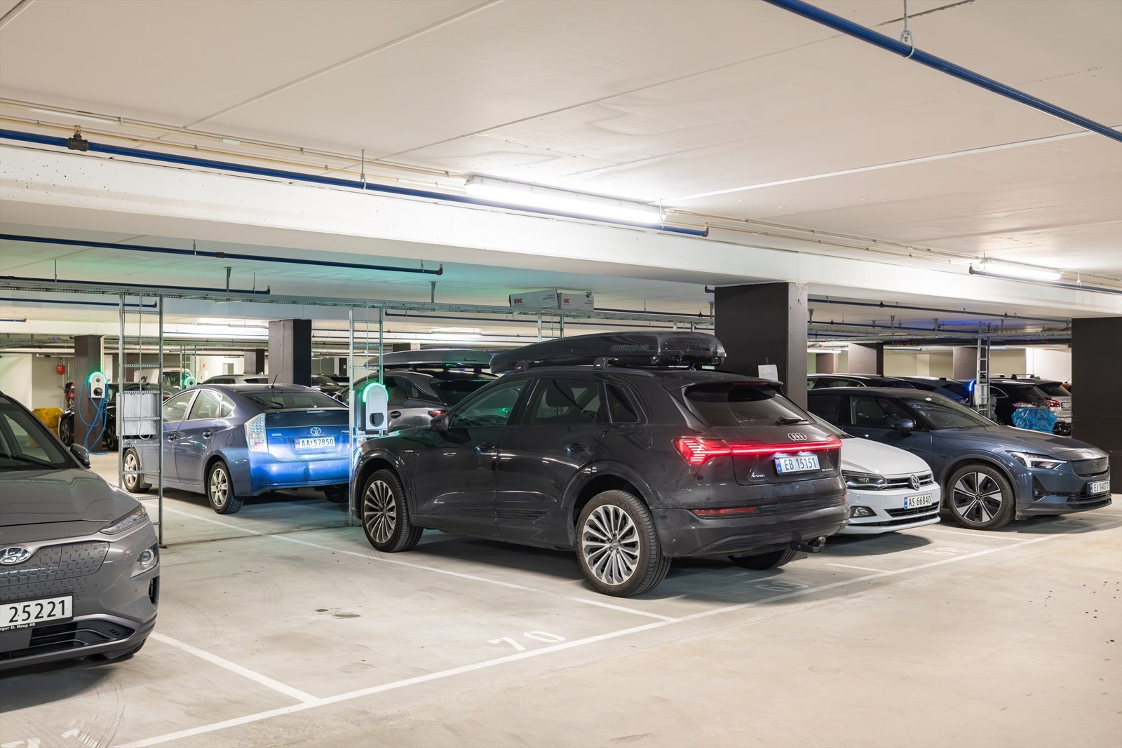 Det er heis fra bygget ned til garasjekjelleren, som gjør adkomsten enkel og praktisk. Galleribilde