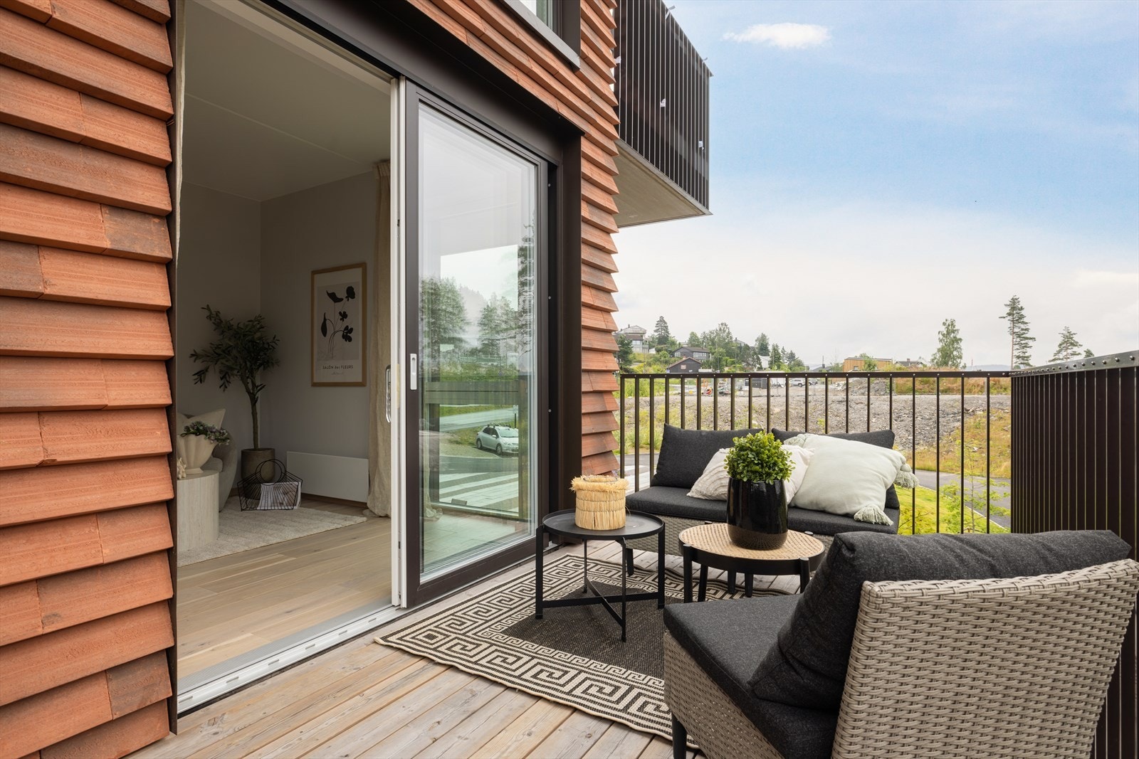 Balkongen har impregnert tredekke og sortlakkert rekkverk i stål. På fasaden er det montert moderne utebelysning som gir stemning også på kveldstid. Galleribilde