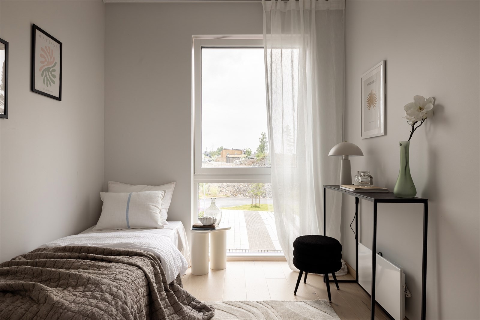 Veggene er malt i lyse, harmoniske farger som står godt til parkettgulvet, og listfrie overganger til hvitmalte himlinger gir et helhetlig og stilrent uttrykk. Galleribilde