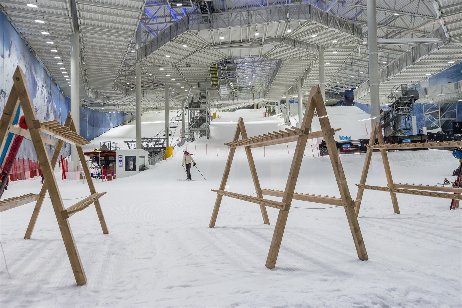 I nærområdet finner du verdens råeste helårsarena for snøopplevelser - SNØ. Parken åpnet i 2020 og har et areal på totalt 50 000 kvm, fire alpine nedfarter, stolheis og blåpark med bigjump, samt langrennsspor på rundt 2 km og et fantastisk lekeområde. Galleribilde