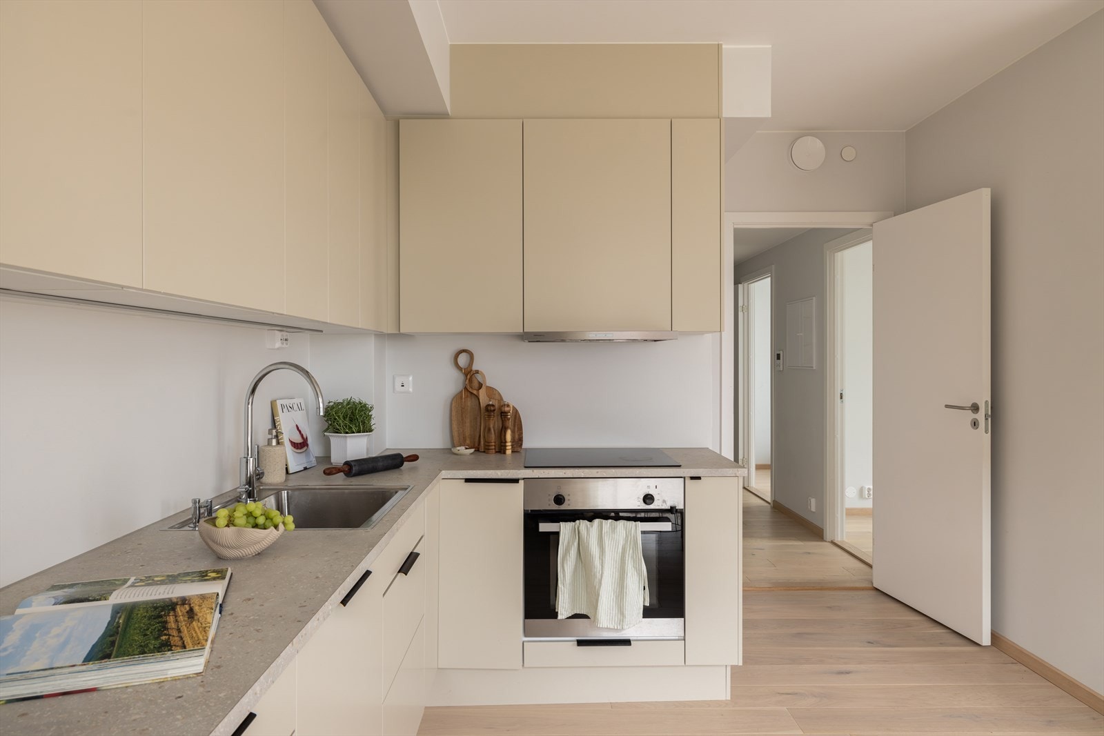 Kjøkkenet er fullt utstyrt med integrerte hvitevarer, inkludert oppvaskmaskin, kjøl-/fryseskap, stekeovn og koketopp, samt ventilator, komfyrvakt og godt med benkebelysning, noe som gjør det både praktisk og innbydende for matlaging. Galleribilde