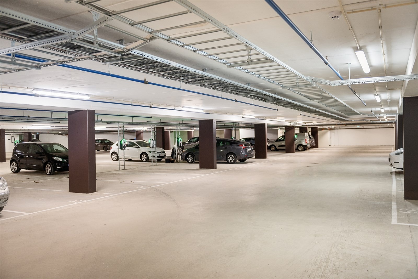 Leiligheten disponerer én garasjeplass i felles parkeringskjeller, merket med nr. 69. Galleribilde