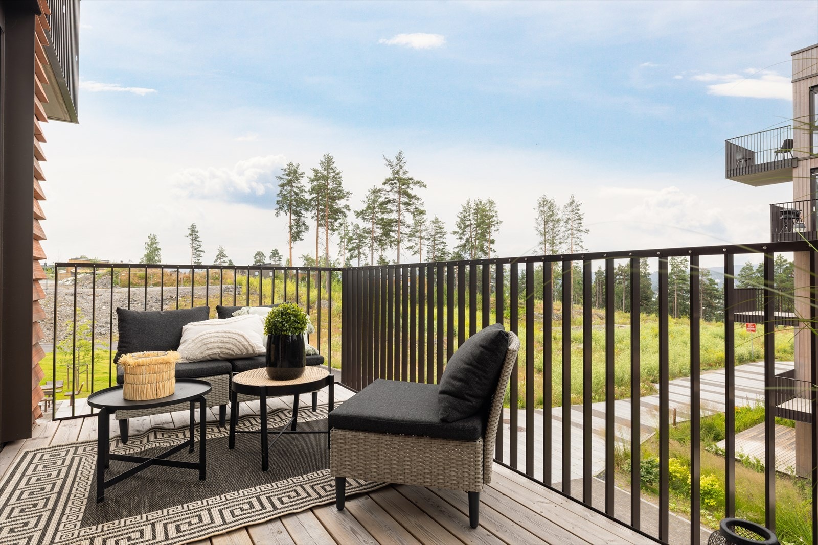 Fra stuen er det utgang til en solrik balkong på ca. 8,3 kvm, med hyggelig utsyn mot pent opparbeidede fellesarealer. Galleribilde