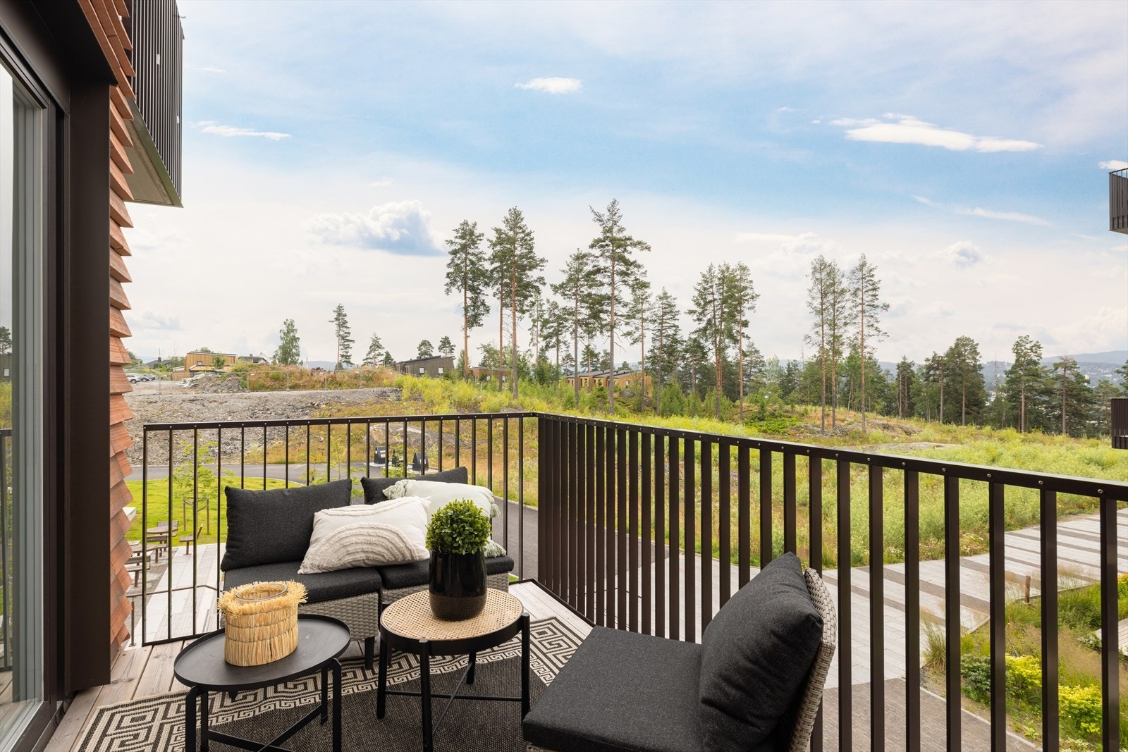 Her bor du i et område som kombinerer bynær komfort med nærhet til naturen, med kort vei til dagligvarebutikker, togstasjon, SNØ og flotte turmuligheter i Losby. Galleribilde