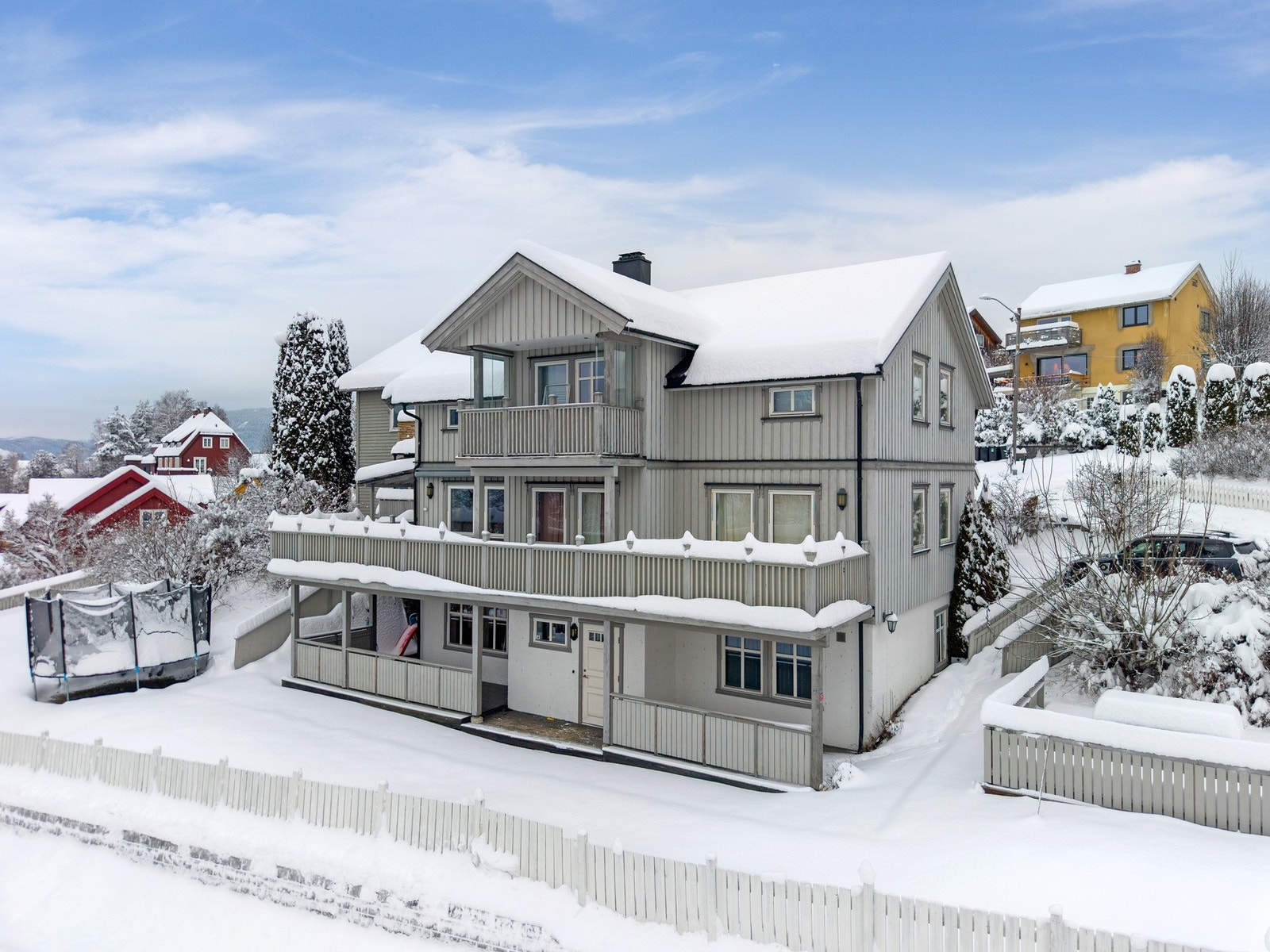 Velkommen til eiendommen Rolf Lundes veg 7. Stor og innholdsrik bolig over 2 etasjeplan. Galleribilde