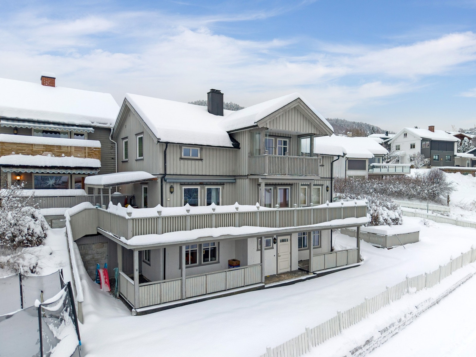 Velkommen til eiendommen Rolf Lundes veg 7. Stor og innholdsrik bolig over 2 etasjeplan. Galleribilde