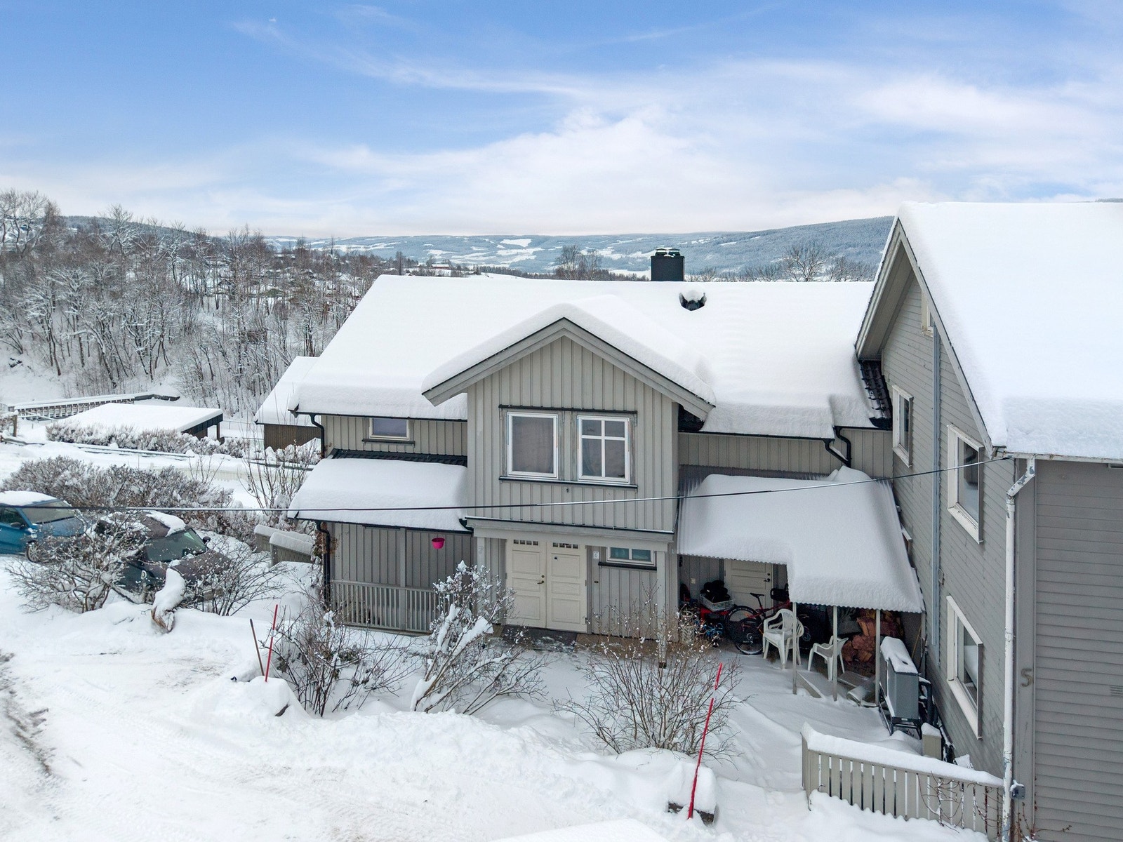 Boligen sett ifra østsiden. Hovedinngang samt dør også direkte inn til vaskerom. Galleribilde