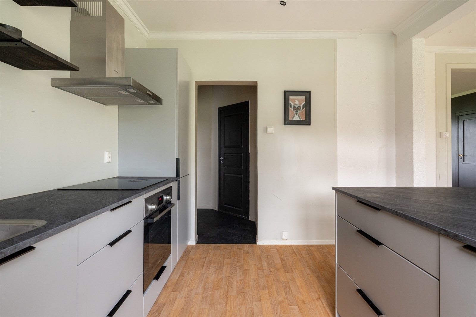 Fra kjøkken er det tilkomst ut til gangen som har videre tilkomst til soverom og baderom i 1. etasje, samt ut til entré med trapp opp til 2. etasje. Galleribilde