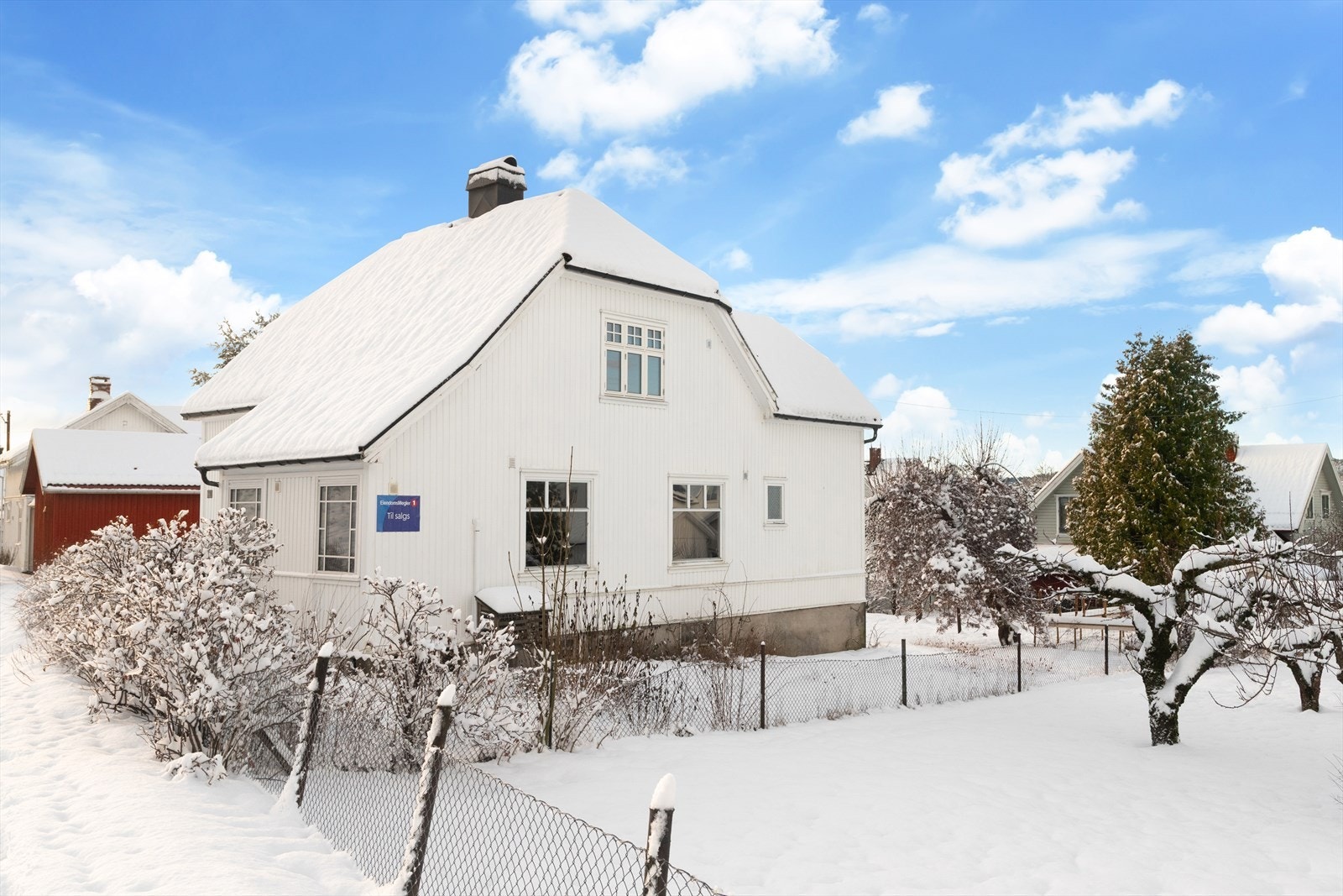 Her bor du med gangavstand til koselige Osebakken og Porsgrunns sentrumsgater med servicetilbud og flott elvepromenade. I tillegg er det kort vei bort til Hovengasenteret med flere butikker. Skoler og barnehager ligger også i nærområdet til eiendommen. Galleribilde