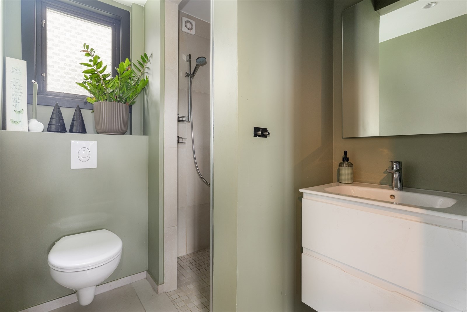 Utvidet og oppgradert bad i 2022 med fliser på gulv og varmekabler. Pen, nedsenket dusjnisje med flis på gulv og vegger. Stilrent baderomsmøblement samt vegghengt toalett. Galleribilde