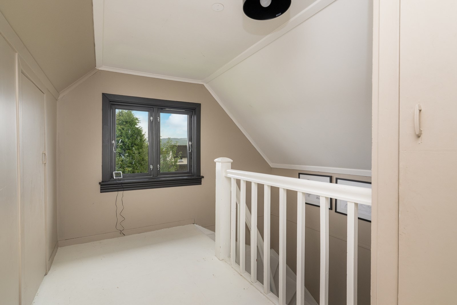 Opp i 2. etasje er det gode gangarealer med fin oppbevaringsplass i fire knekott. Fra gangen er det tilkomst til to soverom og toalettrom. Det er også loftsluke i gangen. Galleribilde