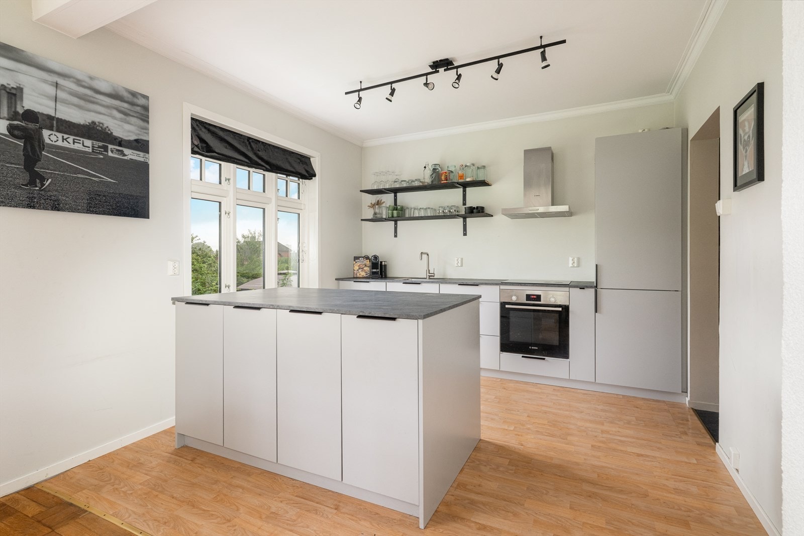 Innredningen er av typen Kvik fra 2022 og er moderne og tidløs med slette fronter på dører og skuffer. Galleribilde