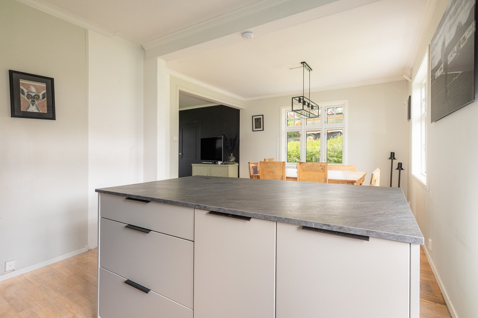 Videre er det integrerte hvitevarer med stekeovn under platetopp, kombinert kjøl- og fryseskap og oppvaskmaskin. Galleribilde