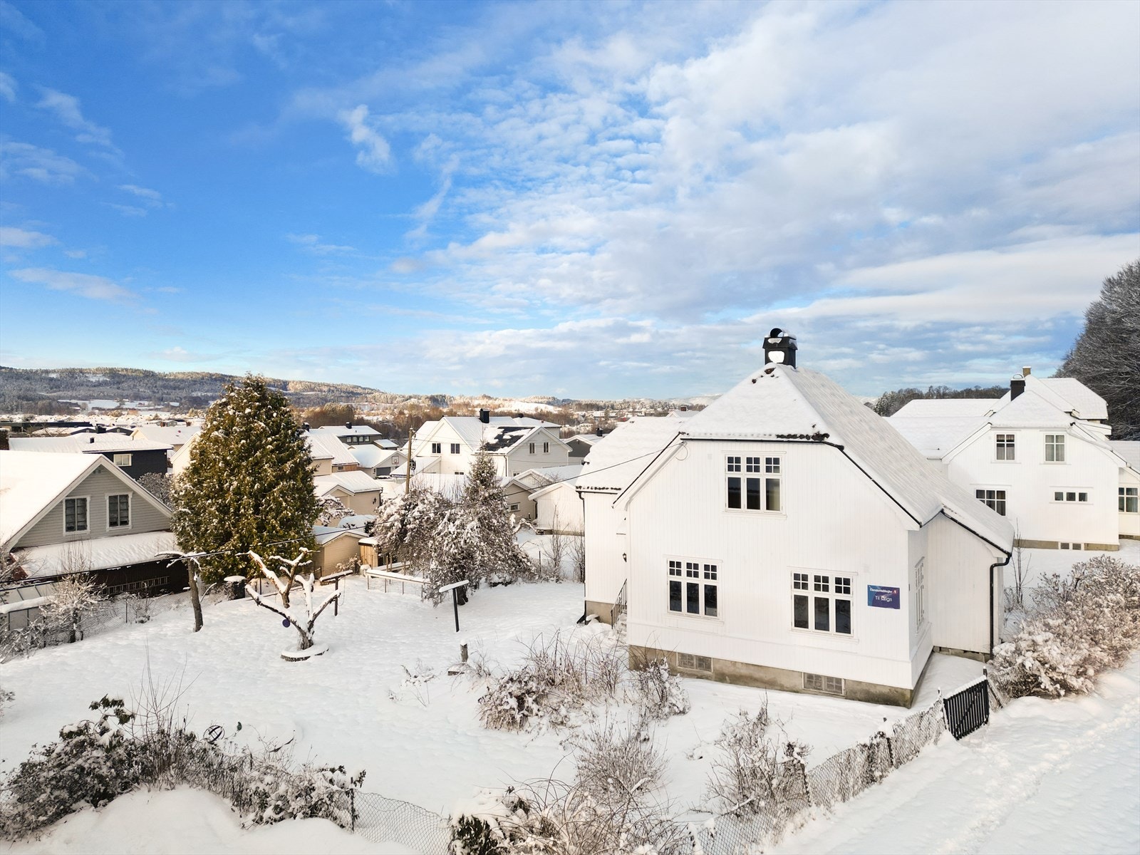 Frittliggende familiebolig over to plan + kjeller hvor det er foretatt store oppgraderinger og moderniseringer i 2022/2023 av forrige eier. Galleribilde