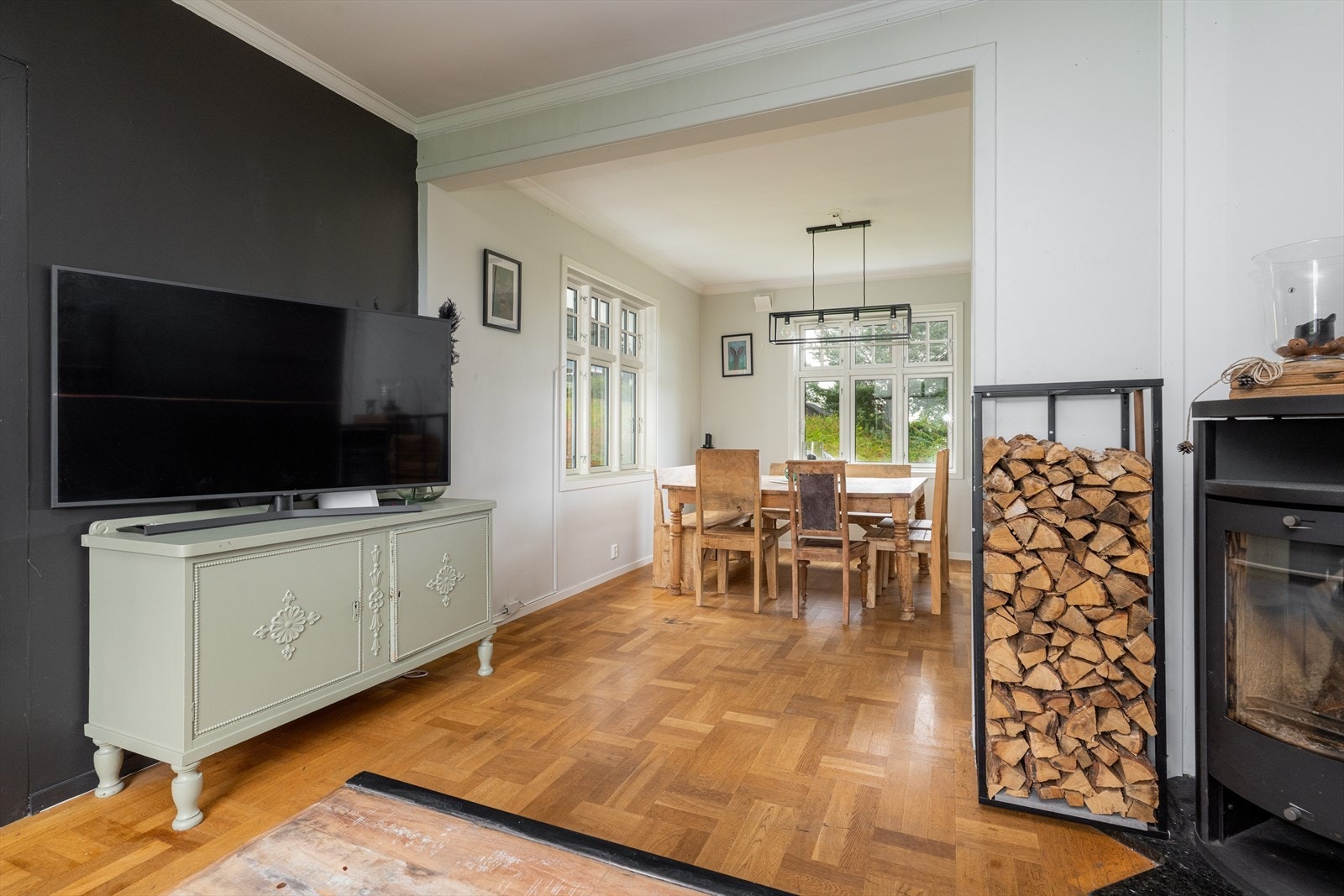 Stuen har gode møbleringsmuligheter hvor den er naturlig delt inn i to avdelinger samt en liten del med dør i mellom hvor det er store vindusflater som kan møbleres som en lesekrok eller etter andre ønsker. Galleribilde