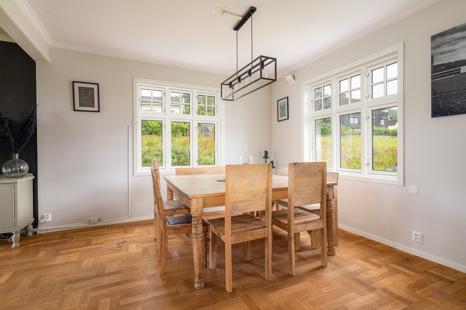 Deler av boligen er også etterisolert, noe kledning er byttet og hele huset er malt utvendig i ca. 2022. Galleribilde