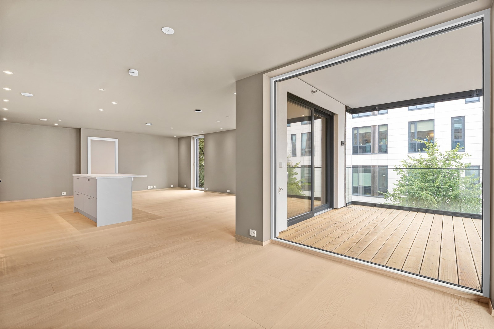 Store vinduer fra gulv til tak slipper inn mye fint lys og skyvedør ut til deilig balkong Galleribilde