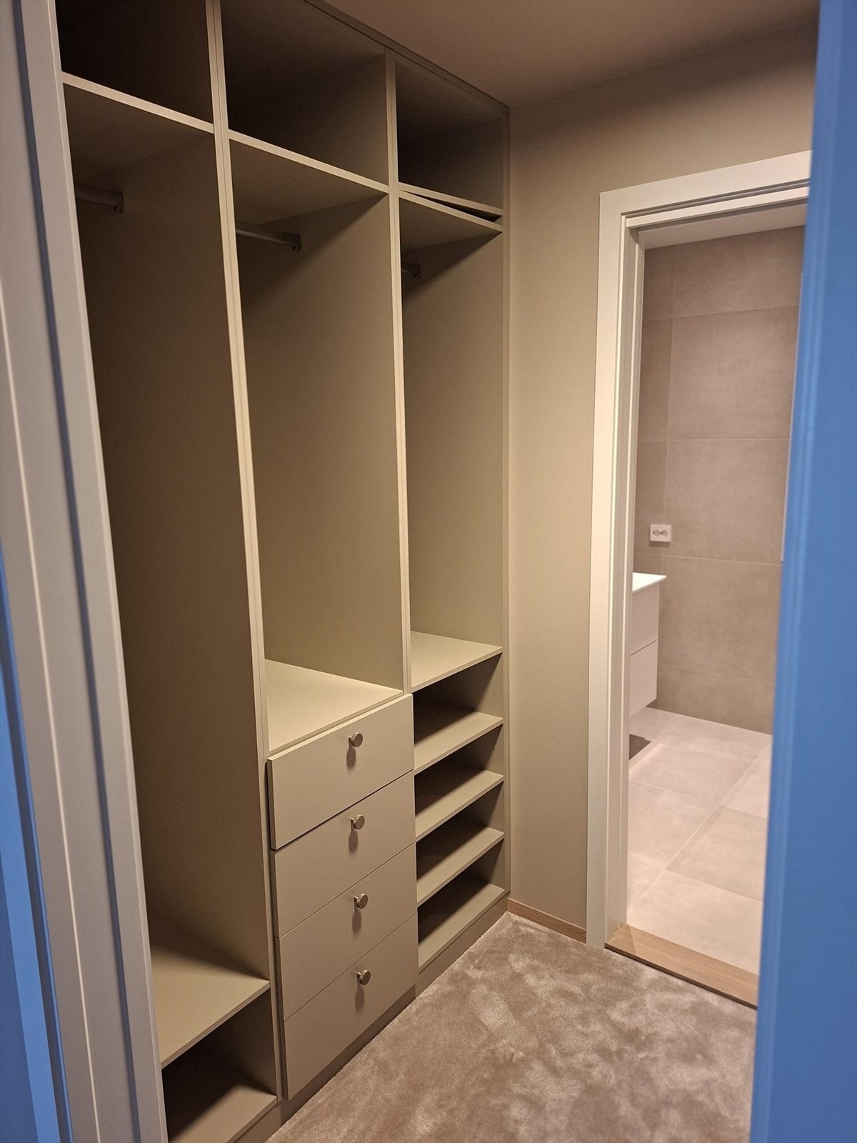 plassbygd garderobe Galleribilde