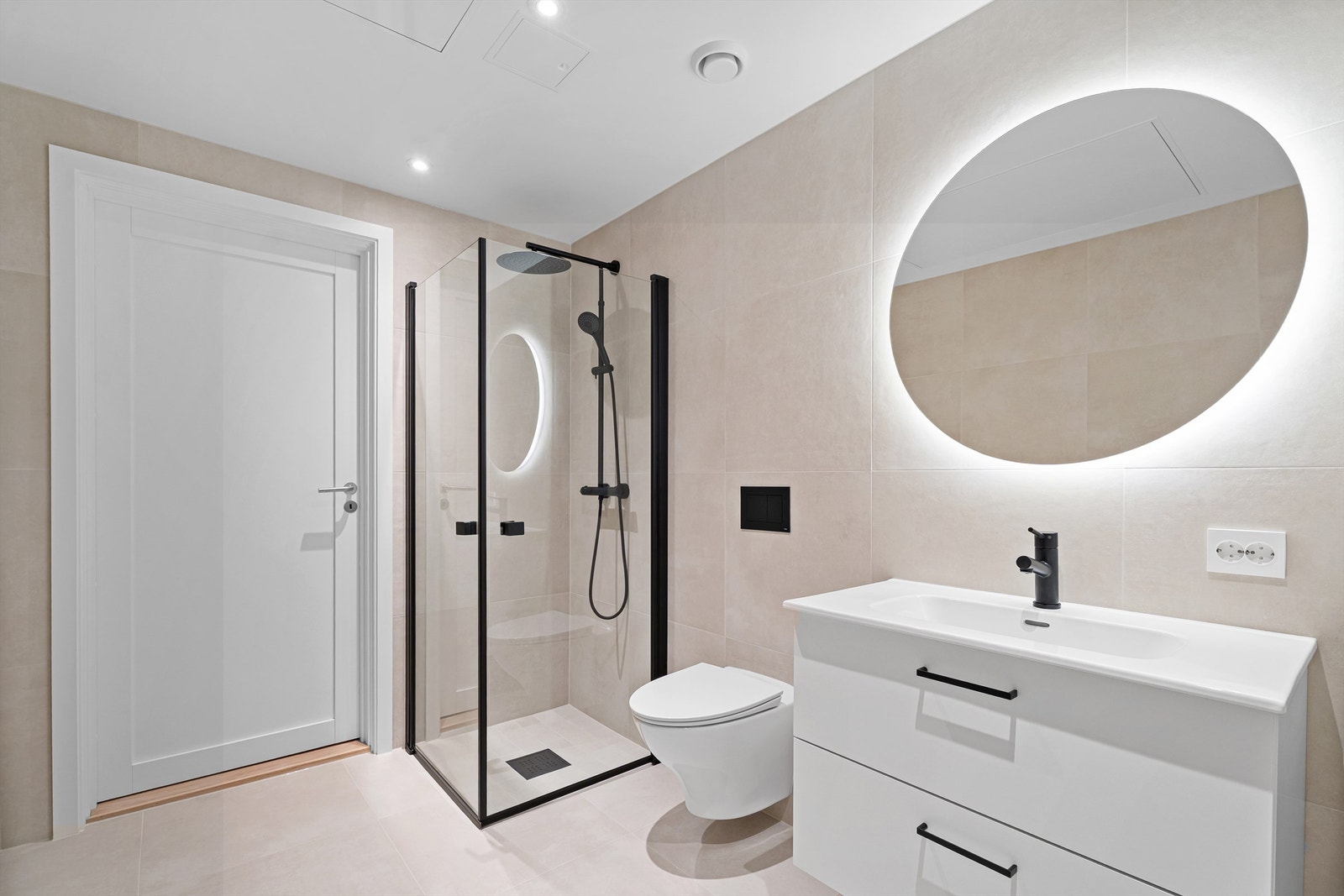 Lyst og stilrent bad med egen inngang til vaskerom Galleribilde