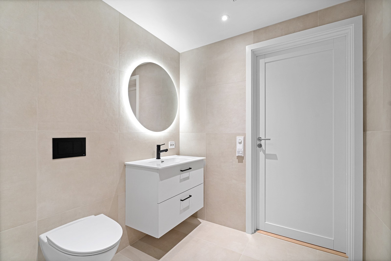 Lyse og jordnære farger, store flotte fliser og god plass i skuffer i innredningen Galleribilde